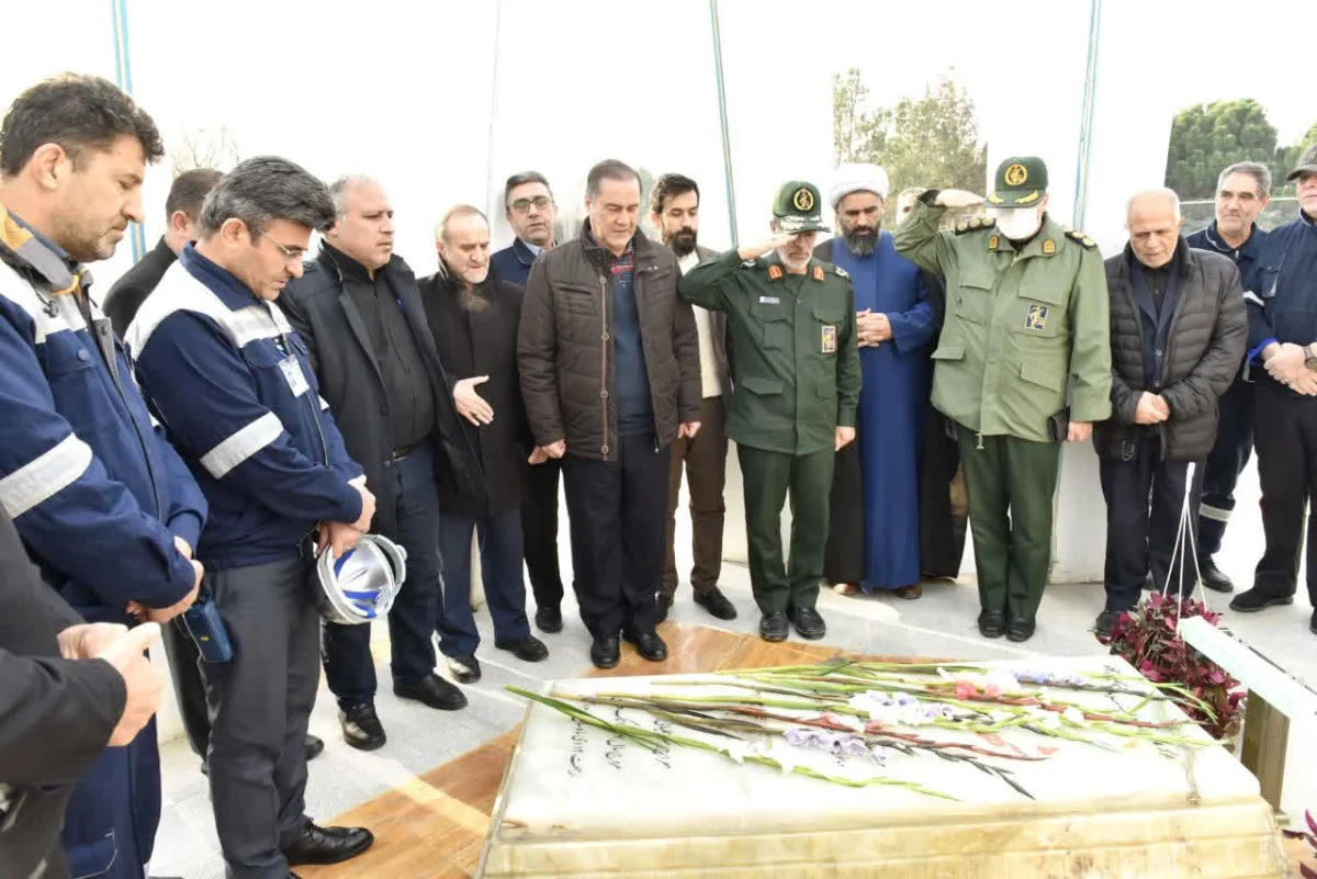 تجدید میثاق با آرمان‌های شهدا در هفته بصیرت مراسم سالگرد شهادت سردار سلیمانی و بزرگداشت شهید گمنام در پتروشیمی تبریز