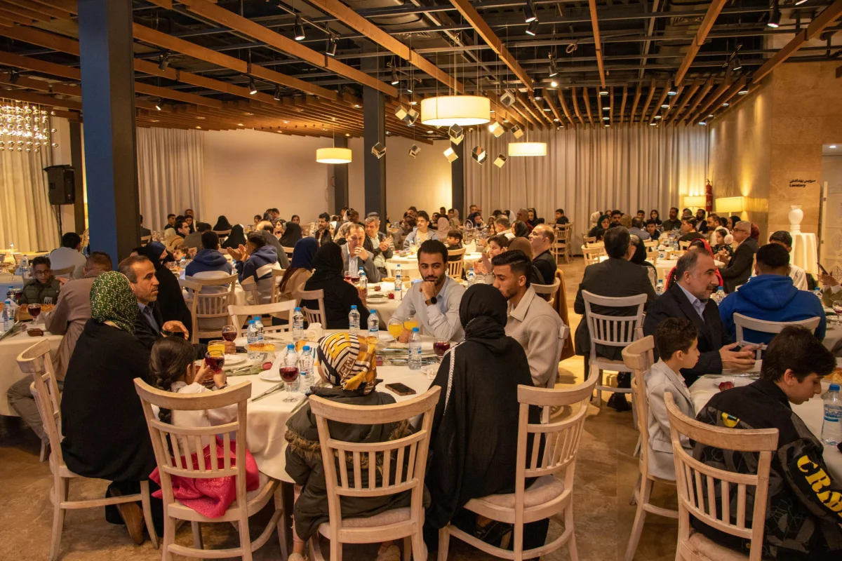 میزبانی و صرف شام برای ۱۴۰۰ خانواده فجر: از تولید تا خانواده؛ شب‌های صمیمی در فجر انرژی