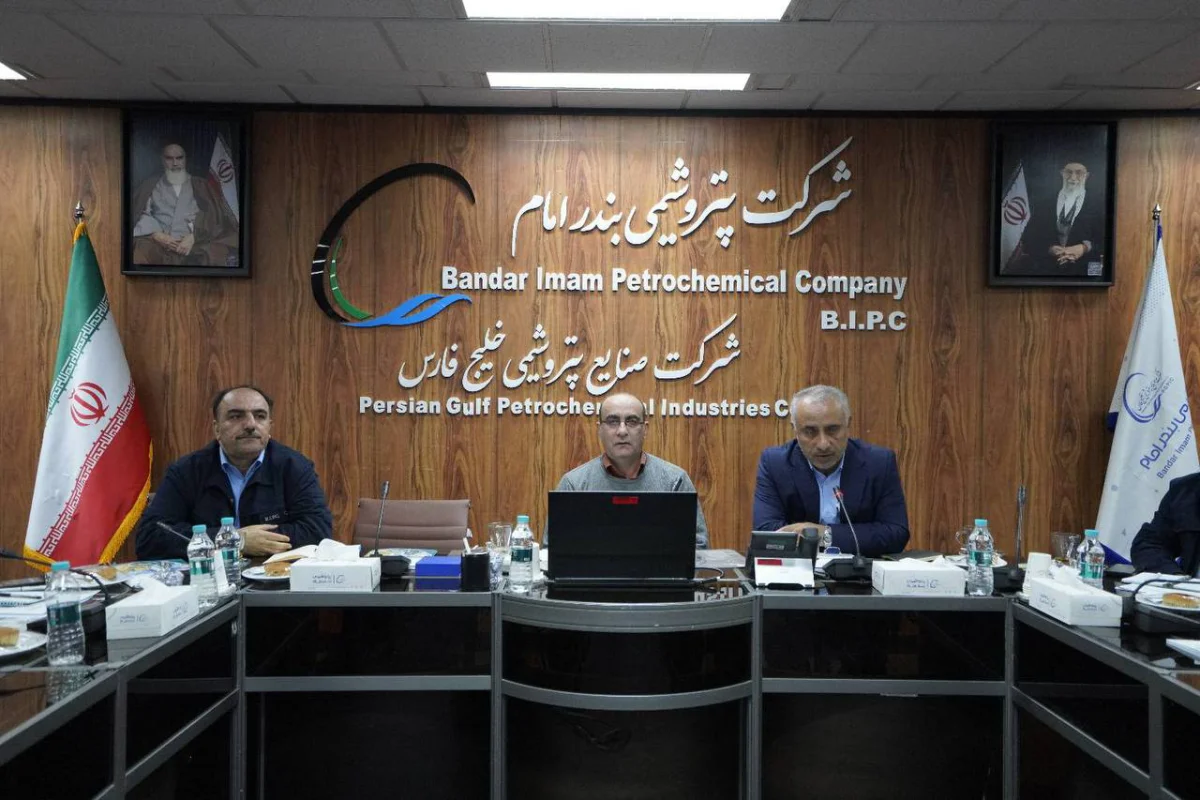بررسی راهکارهای رفع موانع تولید در پتروشیمی بندرامام با حضور معاون تولید گروه خلیج فارس